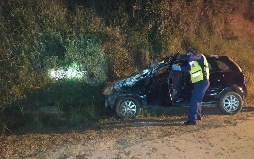 Mulher fica com cabelos presos na roda após capotar carro em SC