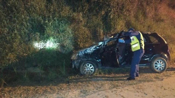 Mulher fica com cabelos presos na roda após capotar carro em SC