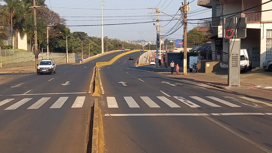 Novas lombadas eletrônicas estão funcionando na São Pedro e Fernando Machado em Chapecó