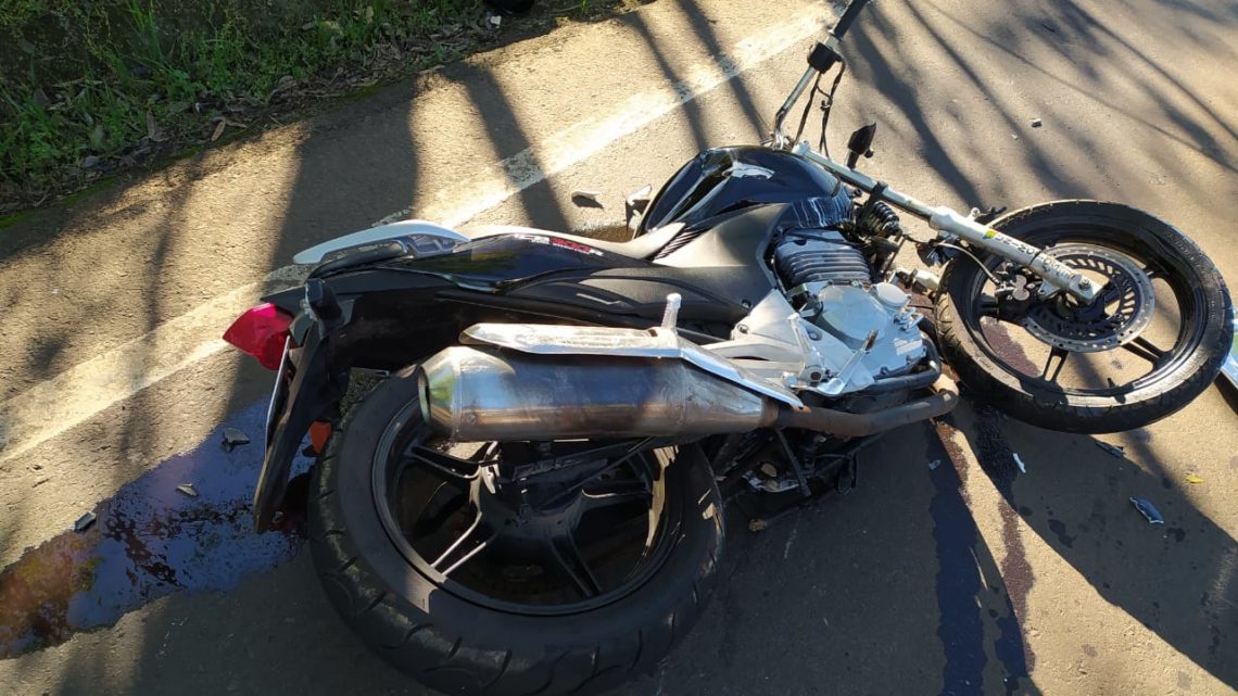 Motociclista morre após colisão frontal contra um caminhão na SC 283