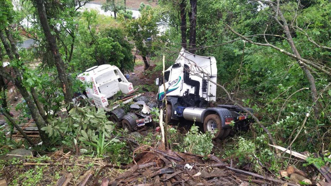 Guincho carregado com caminhão sai da pista e cai em ribanceira na SC 157