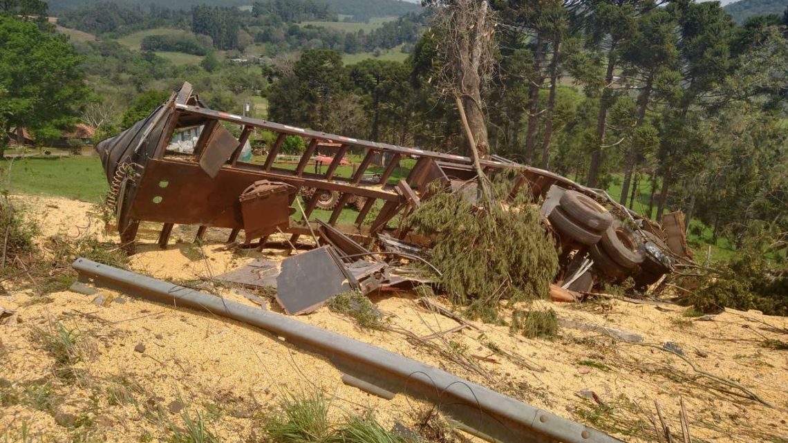 Após sair da pista e tombar, motorista de carreta morre na SC 150 em Água Doce