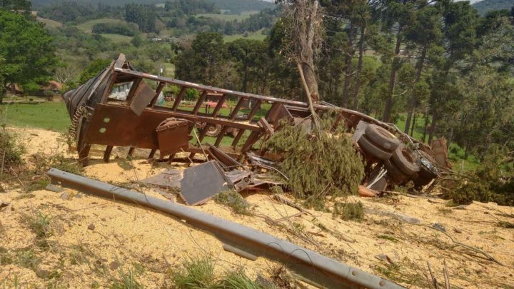 Após sair da pista e tombar, motorista de carreta morre na SC 150 em Água Doce