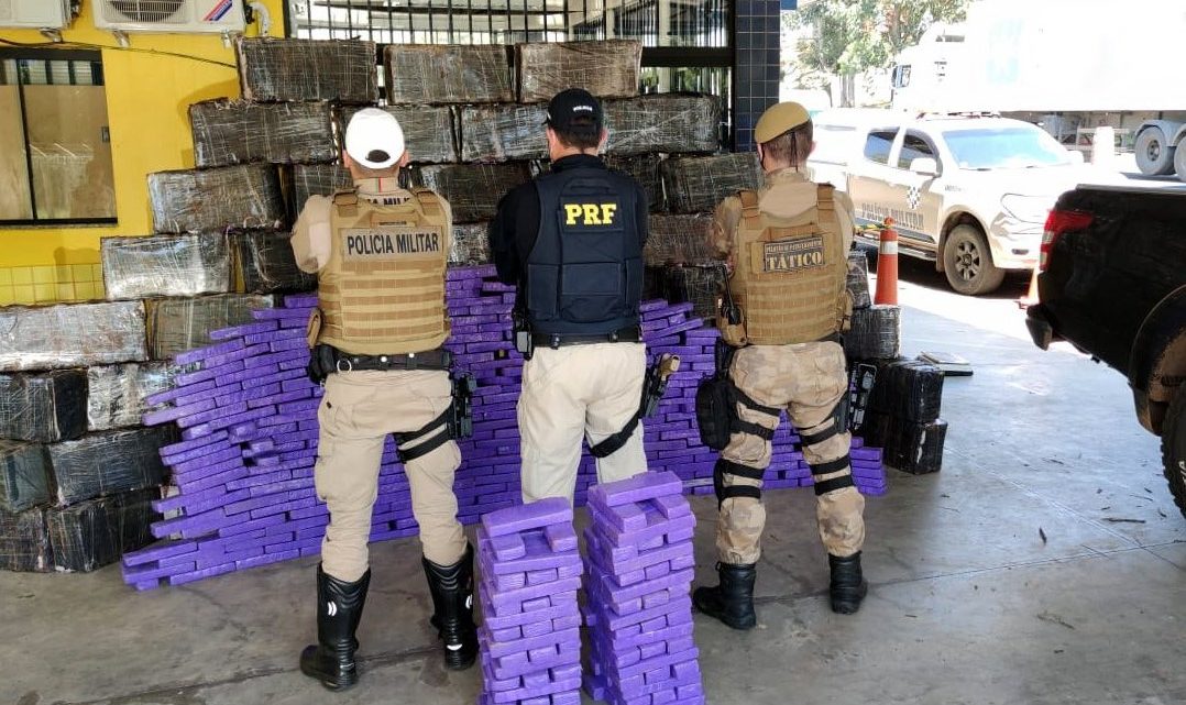 Vídeo: ação conjunta PRF, PM e PMRv apreende mais de uma tonelada de maconha em picape roubada em Itá