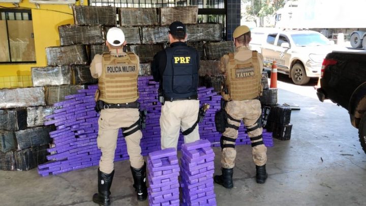 Vídeo: ação conjunta PRF, PM e PMRv apreende mais de uma tonelada de maconha em picape roubada em Itá
