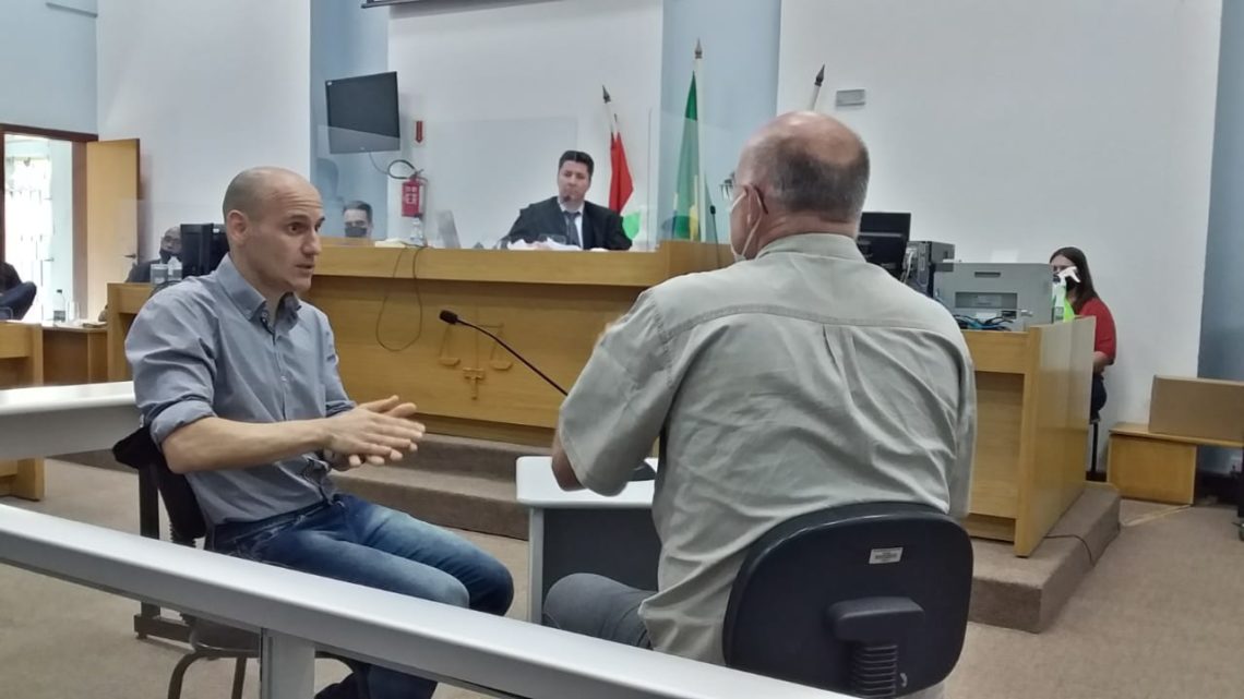 Intérprete de Libras traduz para réu condenação de 18 anos por homicídio em Chapecó