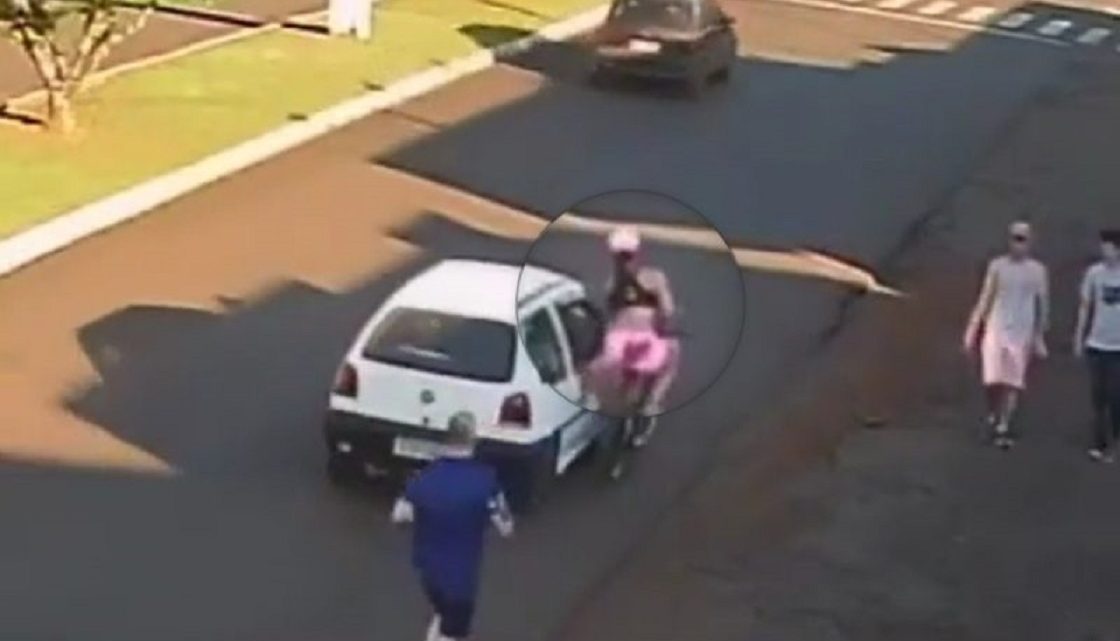 Vídeo: Mulher cai de bicicleta após homem em carro passar a mão nela