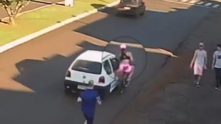 Vídeo: Mulher cai de bicicleta após homem em carro passar a mão nela