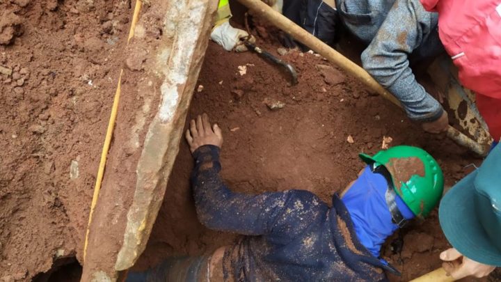 Homens são resgatados após serem soterrados em Chapecó
