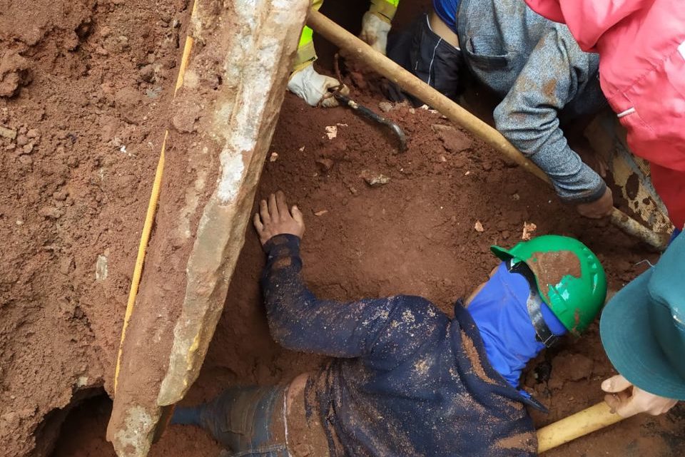 Homens são resgatados após serem soterrados em Chapecó