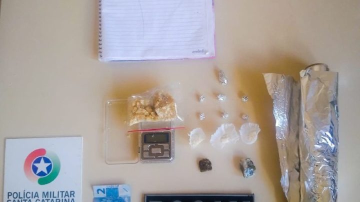 Homem é preso por tráfico de drogas no bairro Santo Antônio em Chapecó