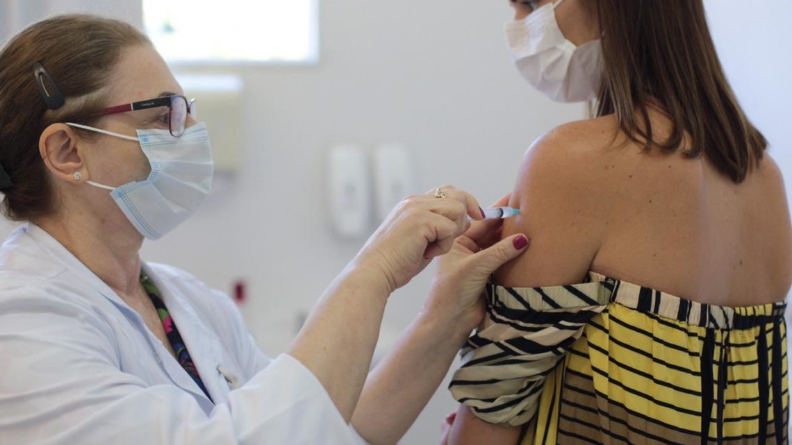 Juíza de SC autoriza professora a não se vacinar contra a Covid-19