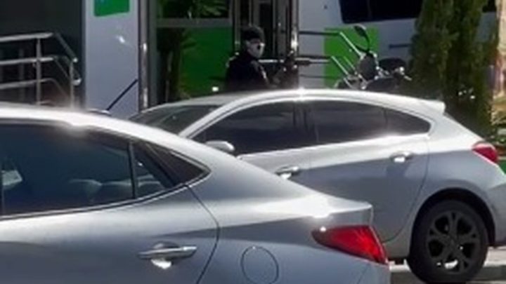 Vídeo: homens armados assaltam agência bancária em SC