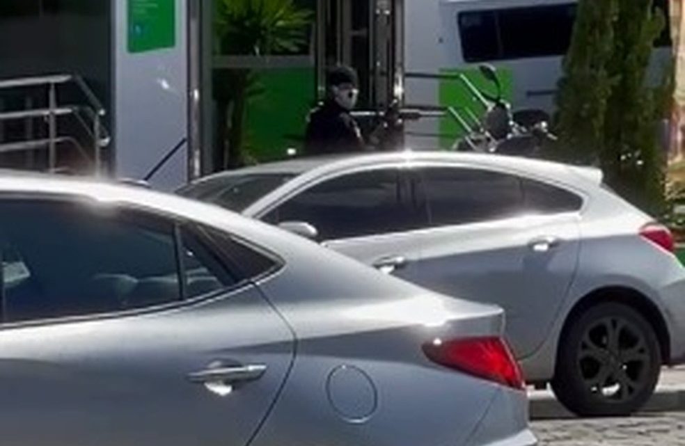 Vídeo: homens armados assaltam agência bancária em SC
