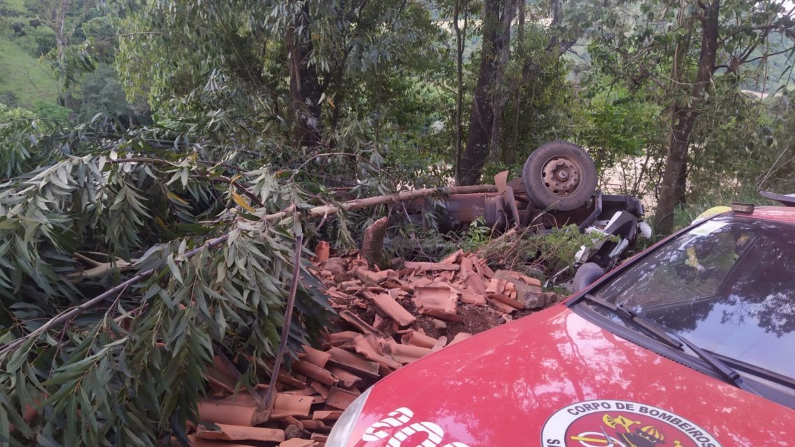 Dois homens morrem após caminhão tombar em barranco em Quilombo