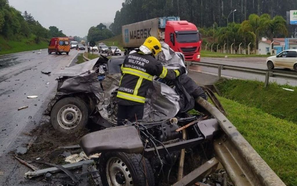 Vídeo: grave acidente entre quatro veículos deixa uma pessoa morta na BR-116