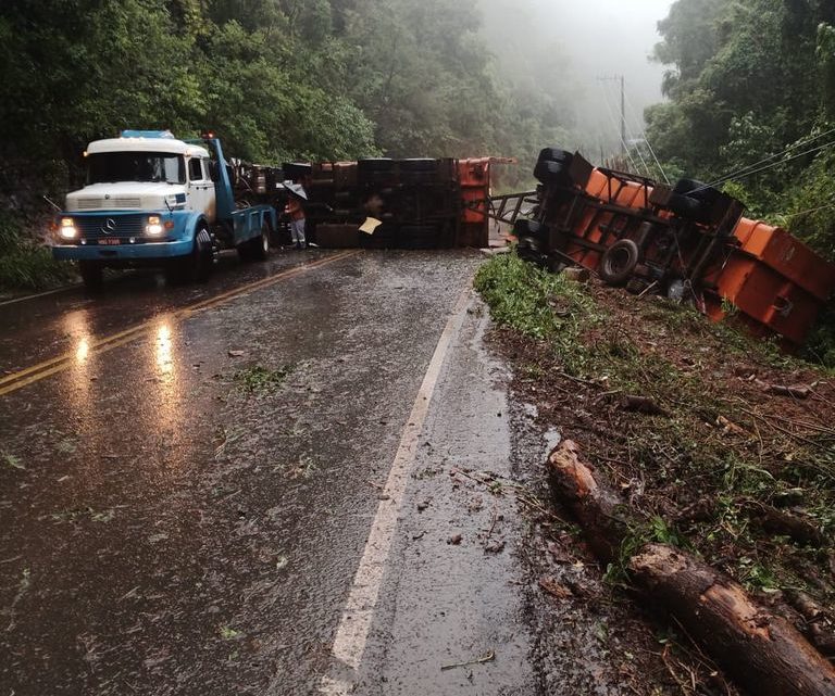 Caminhão atinge poste e tomba na SC 355 em Iomerê