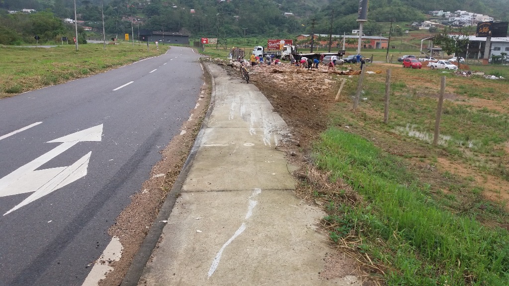 Caminhão de cerveja tomba e bebidas são saqueadas em SC