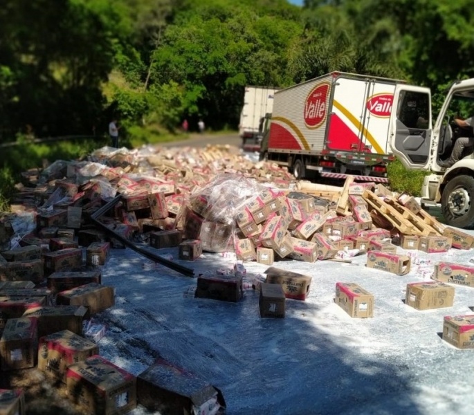 Carga de leite cai de carreta e deixa trânsito em meia pista na SC-283