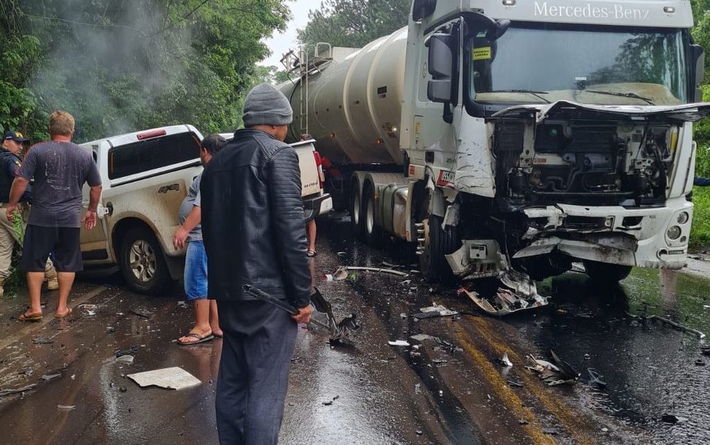 Grave acidente envolve carreta e caminhonete na BR-282