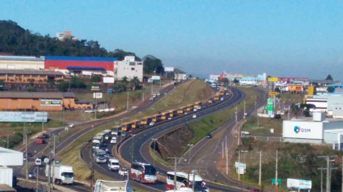 Bolsonaro pretende lançar bolsa-auxílio para caminhoneiros