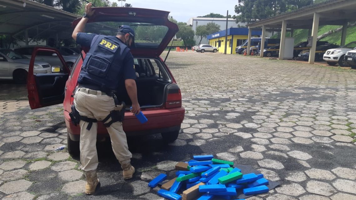 PRF flagra cerca de 50 kg de maconha em porta-malas de automóvel na BR 480 em Chapecó
