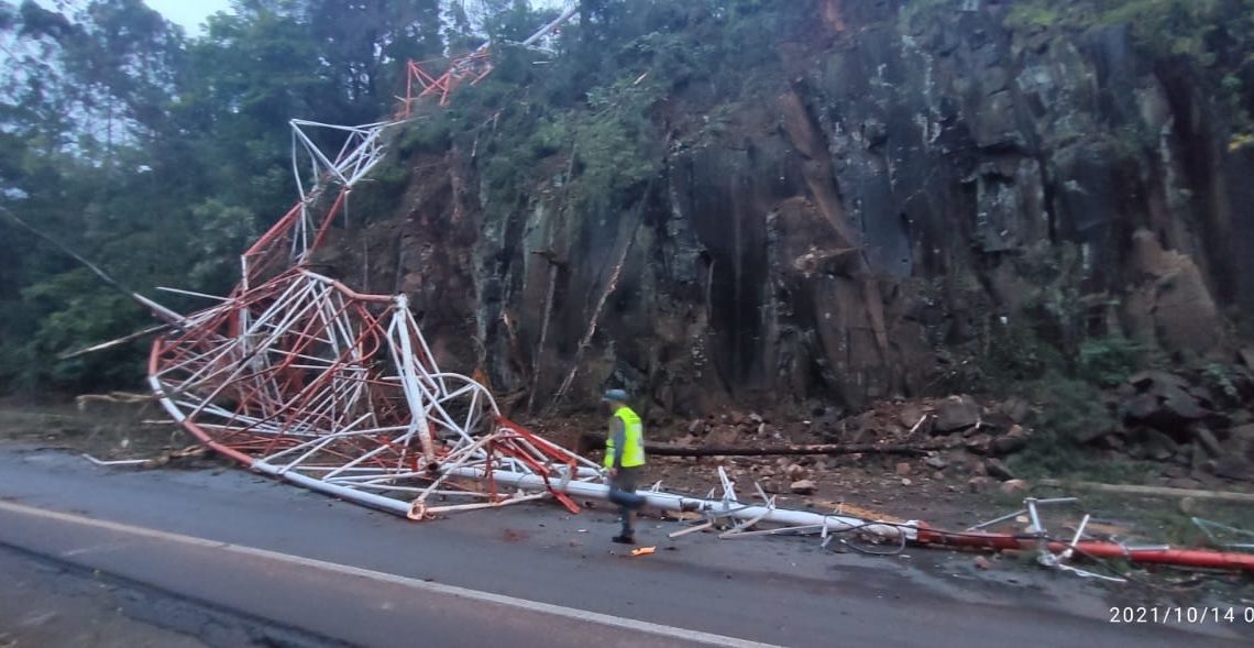 Torre de rádio cai e interdita trecho da BR-282 no Oeste de SC