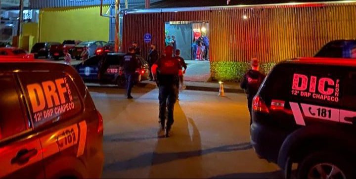 Polícia Civil e Guarda Municipal realizam fiscalização em bares de Chapecó