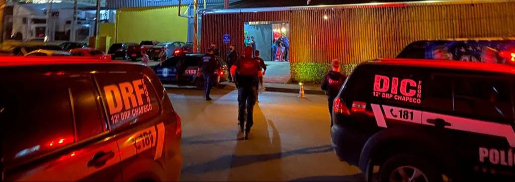 Polícia Civil e Guarda Municipal realizam fiscalização em bares de Chapecó