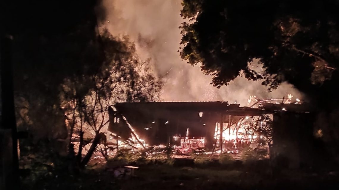 Casa de madeira é destruída pelo fogo em Xaxim