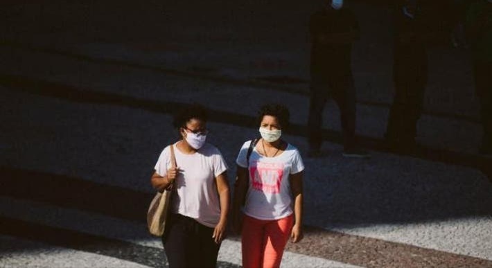 Uso de máscara ao ar livre em SC deve ser liberado em novembro, projeta Estado