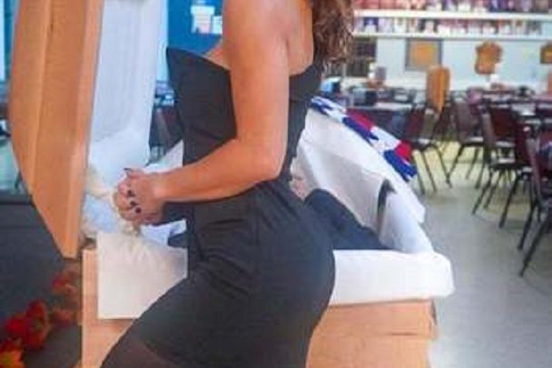 Jovem posta fotos sensuais no velório do pai e é xingada: ‘Horrível’