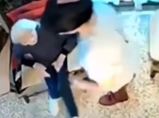 Vídeo: câmeras flagram agressões contra idosa de 100 anos