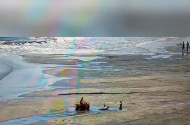 Vídeo: duas mulheres afundam na areia e são resgatas por salva-vidas na praia em BC