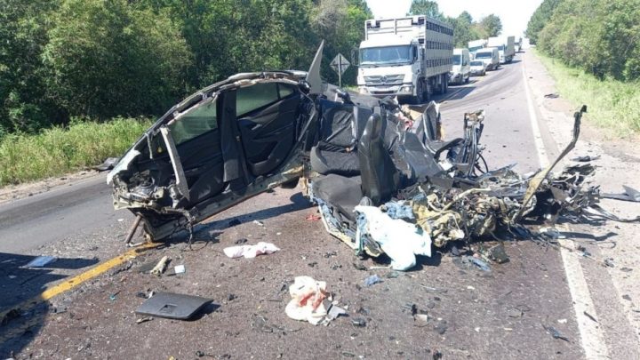 Vídeo: grave colisão frontal entre veículo e carreta deixa uma pessoa morta na BR 282