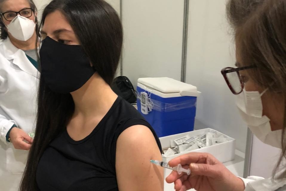 Risco de pegar Covid aumenta quase cinco vezes ao não se vacinar
