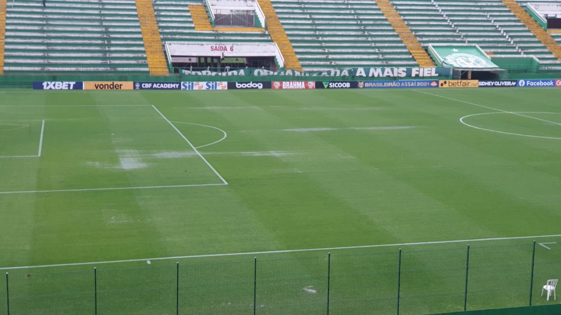 Verdão recebe o líder Atlético-MG debaixo de muita chuva em Chapecó