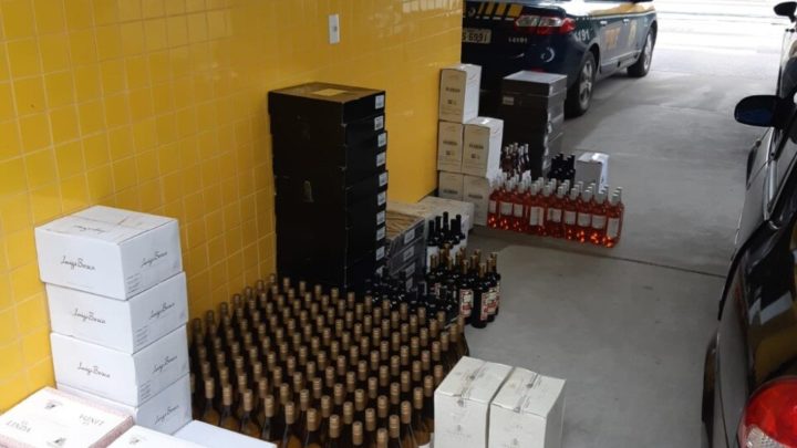 Vídeo: PRF apreende mais de 400 garrafas de vinho argentino na BR 280 em Rio Negrinho