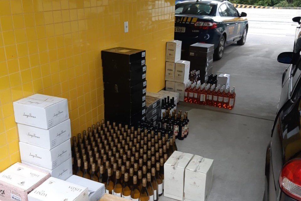 Vídeo: PRF apreende mais de 400 garrafas de vinho argentino na BR 280 em Rio Negrinho
