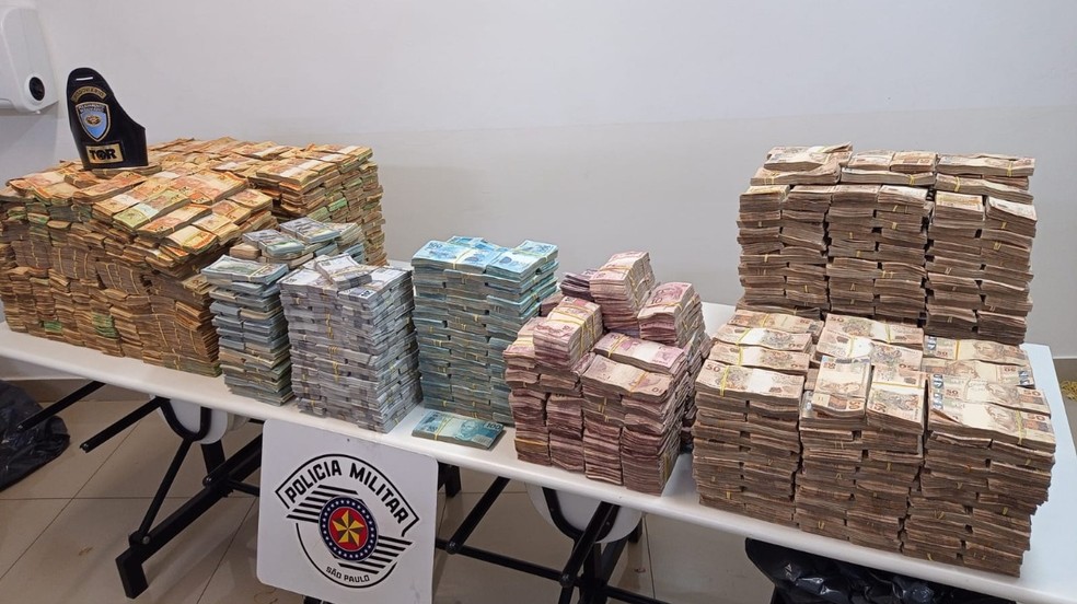 Polícia encontra quase 12 milhões de reais escondidos em carreta bitrem