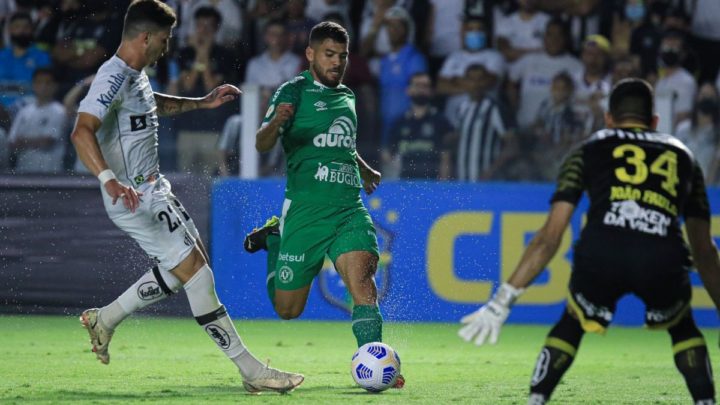 Chapecoense é superada pelo Santos na Vila Belmiro