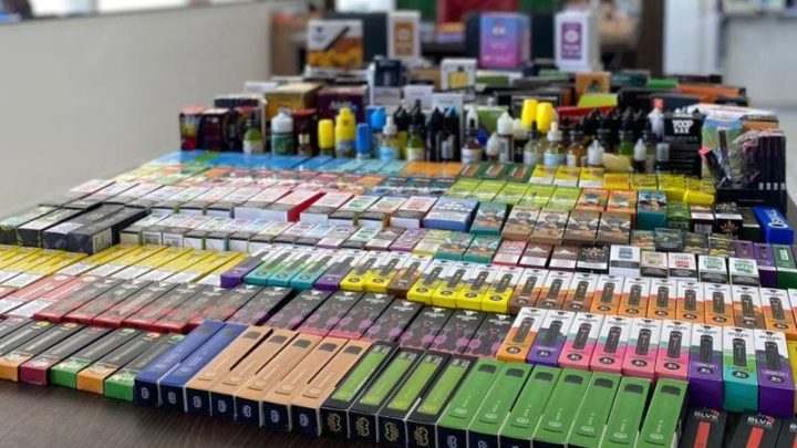 Procon e Polícia apreendem cigarros eletrônicos vendidos ilegalmente em SC para menores de idade