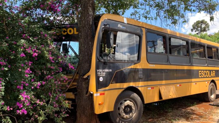 Ônibus escolar bate em árvore e deixa várias criancas feridas em Xaxim