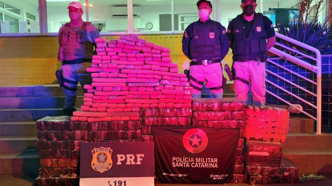 Vídeo: ação conjunta PRF e PMRv apreende 746 kg de maconha e recupera picape em Capinzal