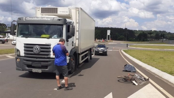 Idoso de bicicleta morre atropelado por caminhão na BR-282