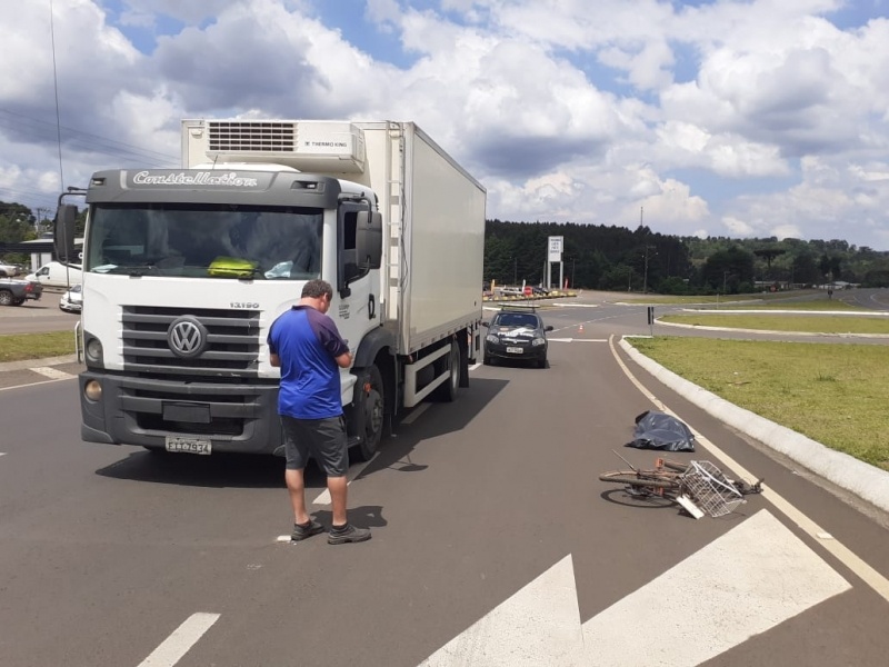 Idoso de bicicleta morre atropelado por caminhão na BR-282