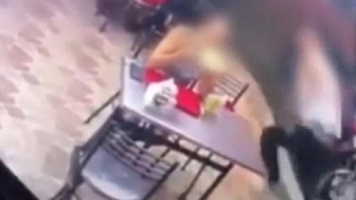 Vídeo: homem abandona namorada durante assalto em lanchonete e ela continua comendo
