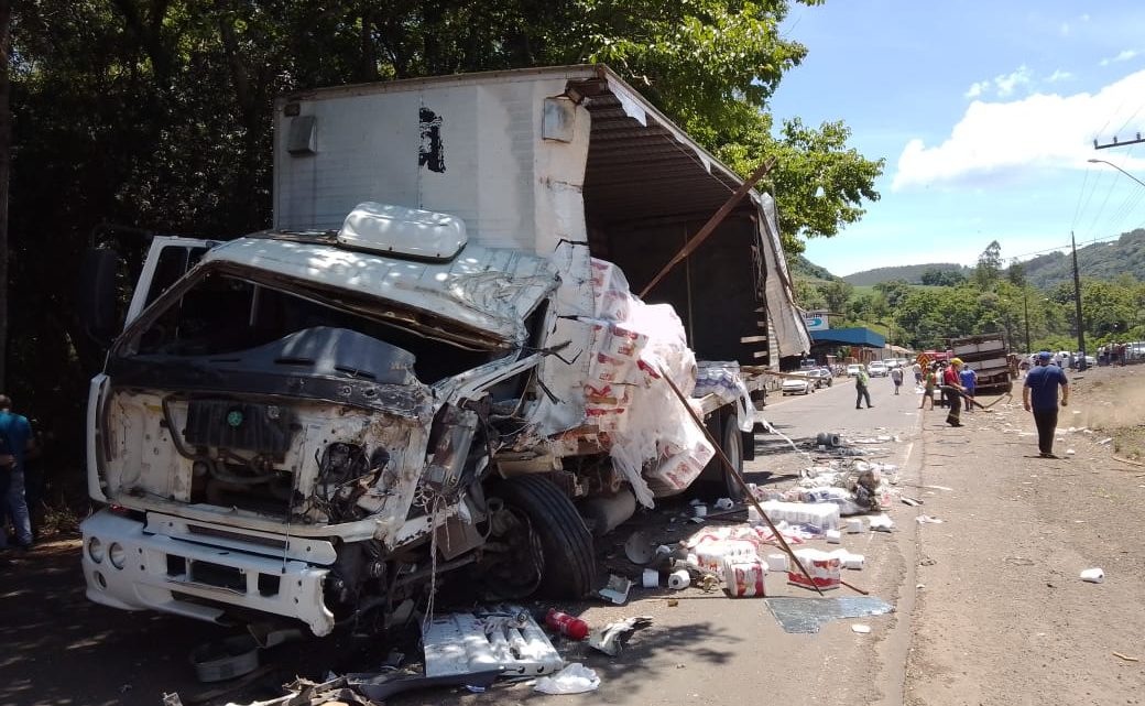 Acidente envolvendo dois caminhões e uma van deixa feridos na SC 283 em Seara