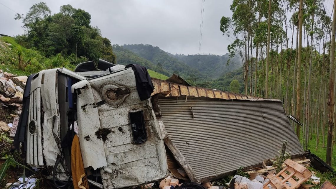 Caminhoneiro morre após veículo capotar em ribanceira de SC