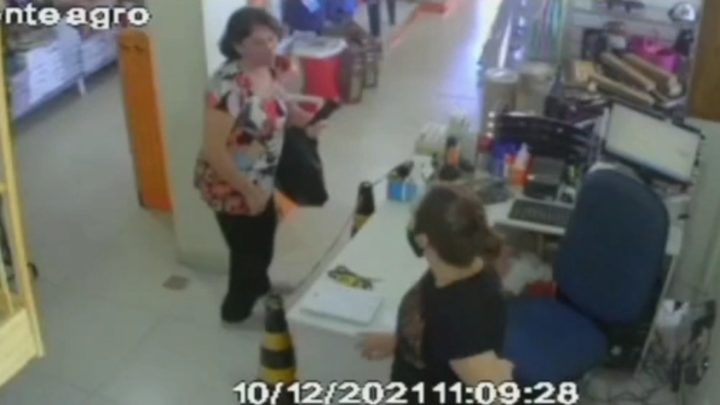 Golpe da galinha: moradores de SC são enganados por mulher pedindo ajuda